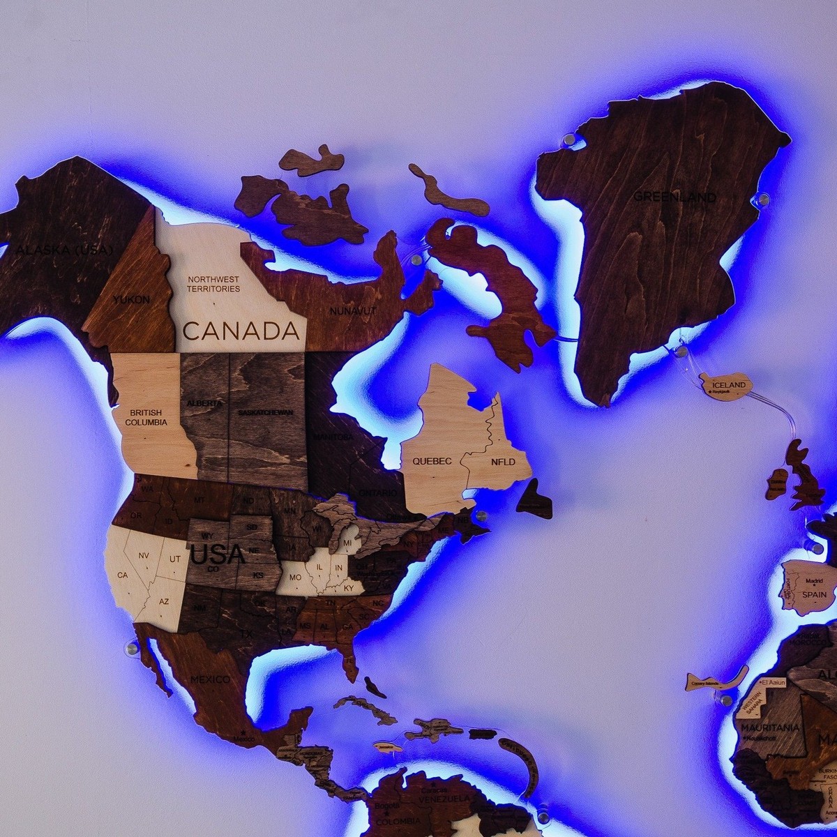 خريطة العالم خشبية بإضاءة خلفية على الحائط