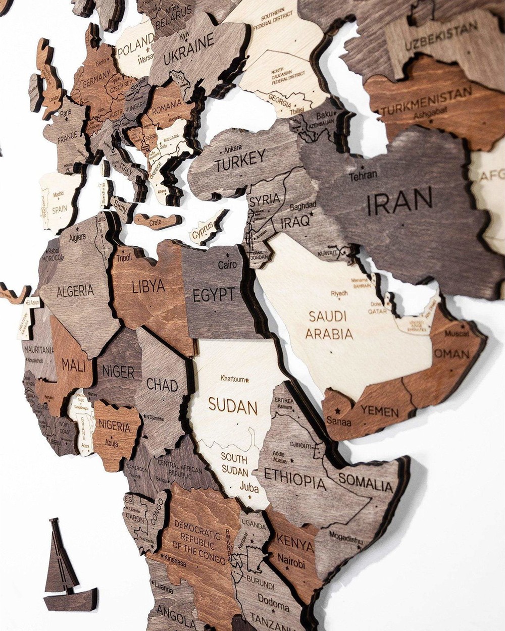 خريطة خشبية ثلاثية الأبعاد على جدار القارات