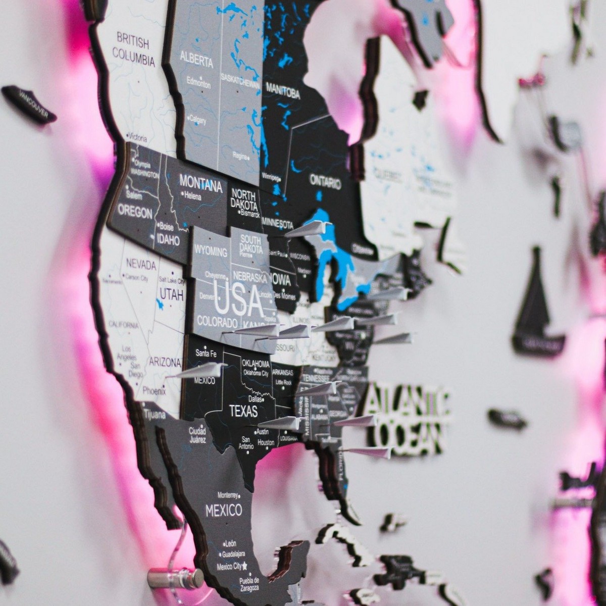 خريطة خشبية ثلاثية الأبعاد على الحائط بإضاءة خلفية ليد