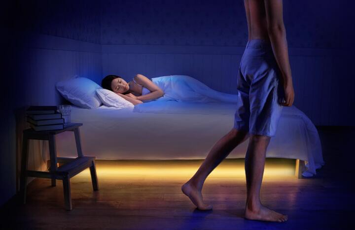 شريط ضوء led تحت السرير مع جهاز استشعار الحركة