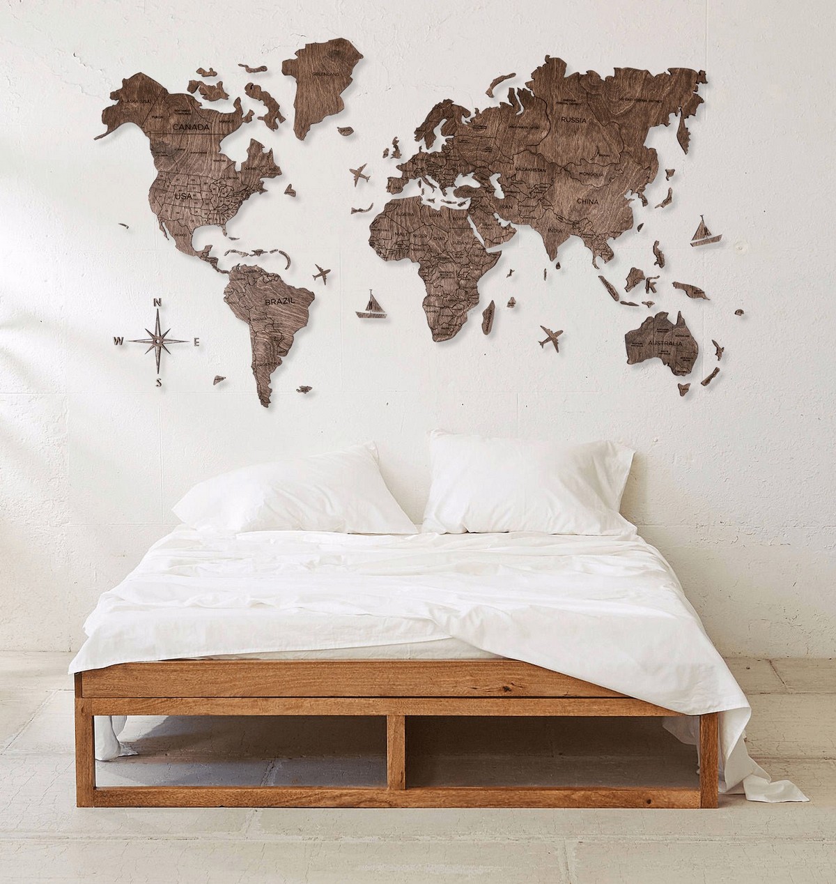 خريطة العالم خشبية على الحائط