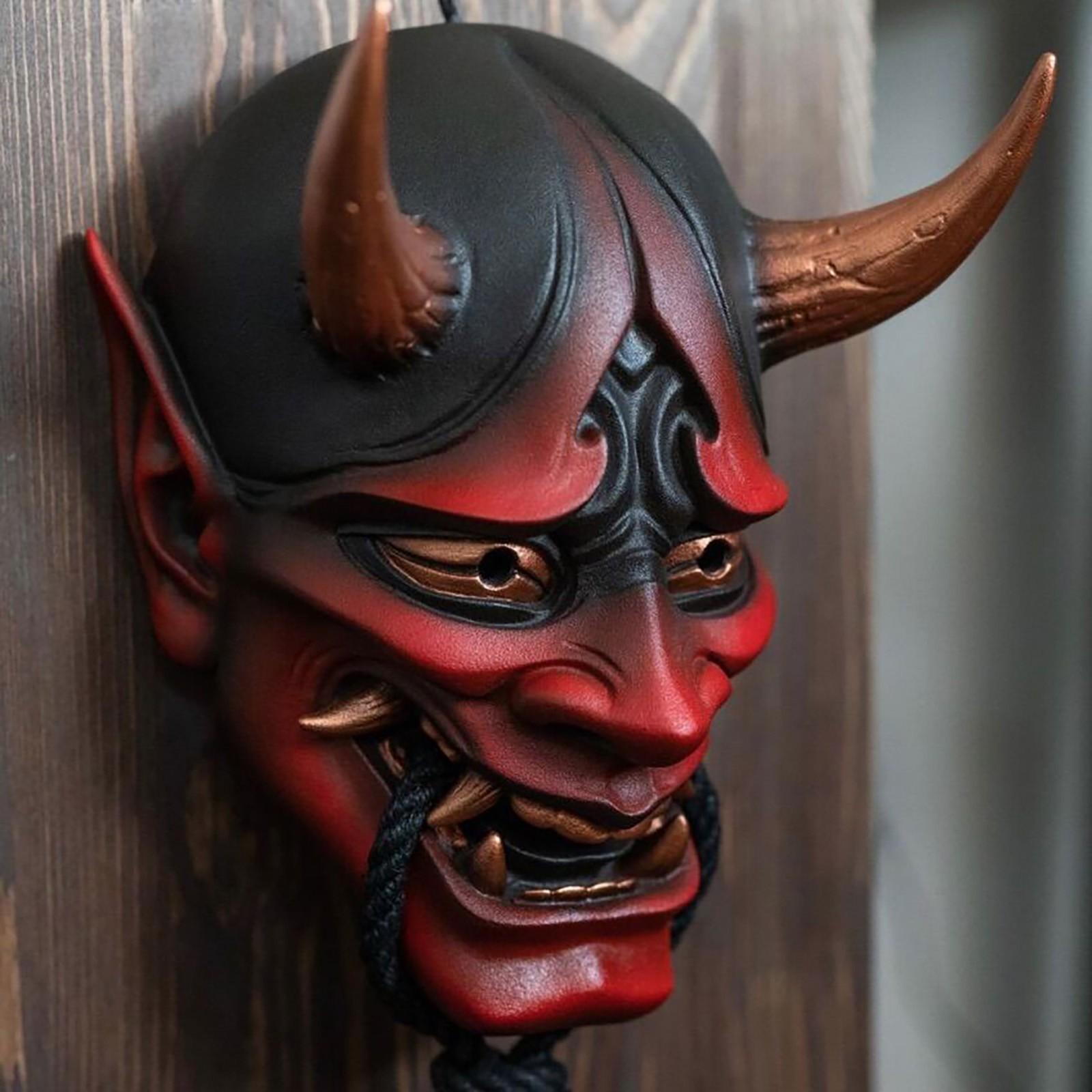 قناع شيطان ياباني على كرنفال الوجه