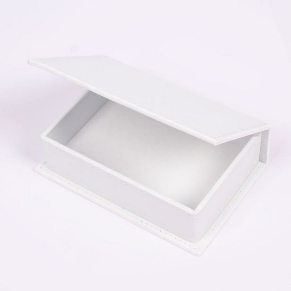 صندوق جلد أبيض على طاولة